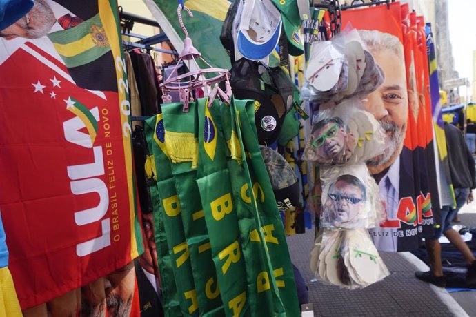 Puestos de vendedores locales con objetos que hacen referencia a los candidatos presidenciales. Brasil.