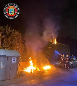 Bomberos sofocan un fuego en dos contenedores que afectó a otro, a un coche aparcado y a un seto de cerramiento, de madrugada en Santander