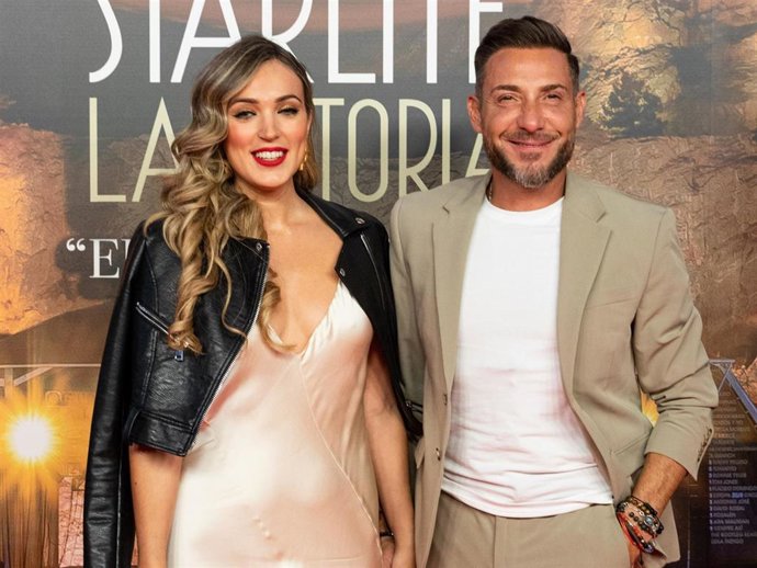 Antonio David Flores y Marta Riesco posando en el photocall durante el estreno del documental Starlite 1 década