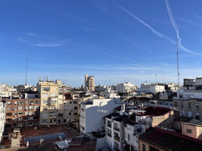 Archivo - Día soleado este domingo en Valencia.