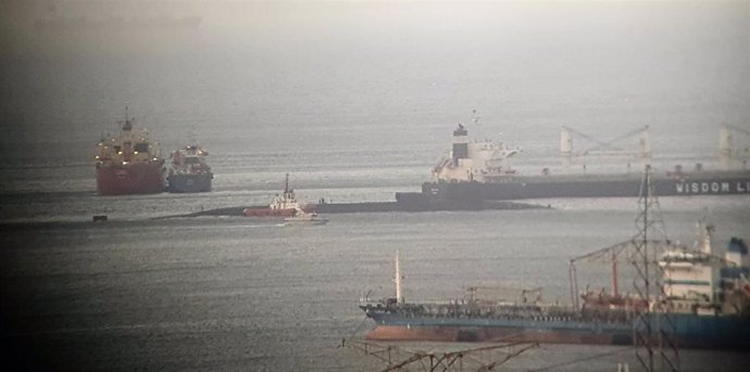 Ecologistas aseguran que el submarino nuclear USS Florida abandona Gibraltar.