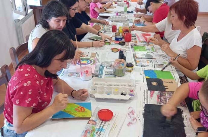 La DPZ organiza talleres de manualidades para animar a la lectura en 36 bibliotecas de la provincia de Zaragoza.