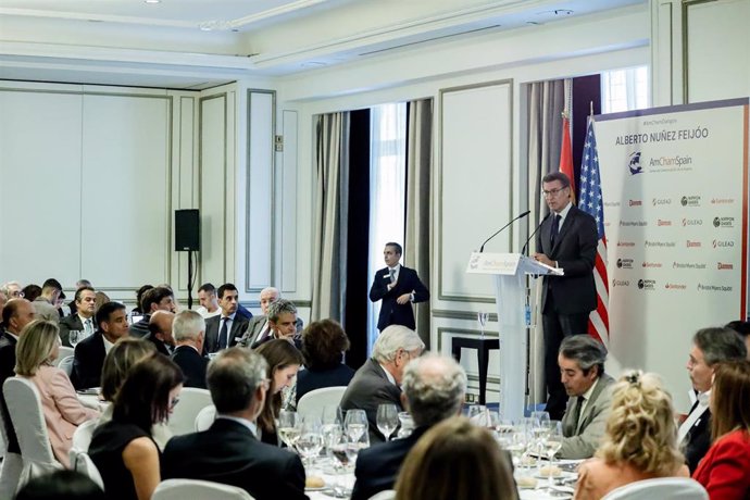 El presidente del Partido Popular, Alberto Núñez Feijóo, interviene durante un almuerzo informativo organizado por la Cámara de Comercio de EE.UU en España (AmChampain), en el Hotel Westin Palace, a 28 de septiembre de 2022, en Madrid (España).