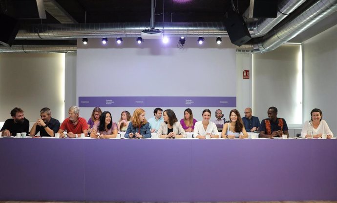 La secretaria de Organización de Podemos, Lilith Verstrynge (4i); la ministra de Derechos Sociales y Agenda 2030, Ione Belarra (5i); la ministra de Igualdad, Irene Montero (4d) y la portavoz nacional de Podemos, Isa Serra (3d); durante la apertura del C