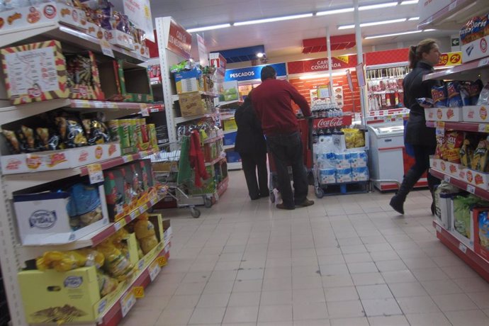 Archivo - Clientes en un supermercado.