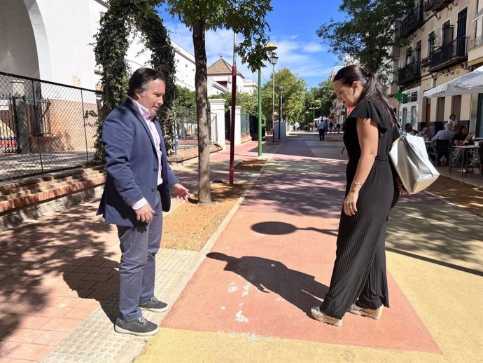 Los concejales de Cs en el Ayuntamiento Lorenzo López Aparicio y Amelia Velázquez en la avenida Cruz Roja.