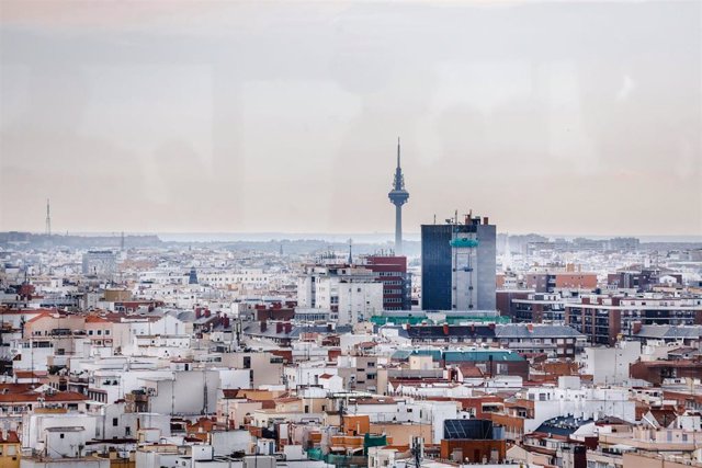 Vista del edificio de Torrespaña 'El Pirulí' desde el Faro de Moncloa, a 19 de septiembre de 2022, en Madrid, (España).