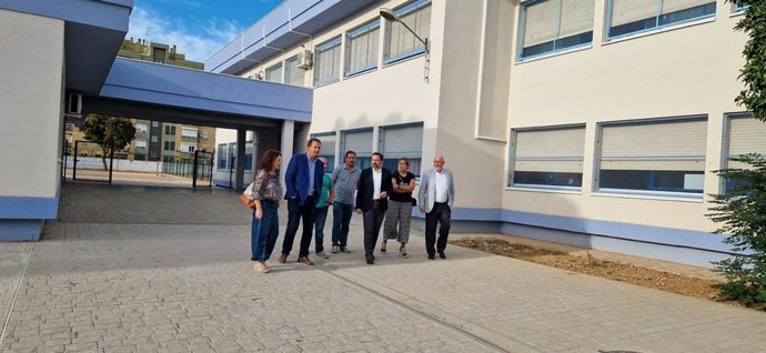 Visita del delegado Juan Tomás de Aragón, junto con el responsable del Distrito Norte, Juan Antonio Barrionuevo, al centro educativo Teodosio.
