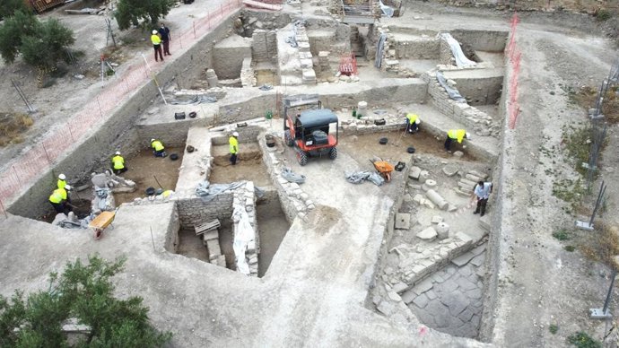 Excavación en la zona donde se ubicará el edificio de recepción de La Calderona.
