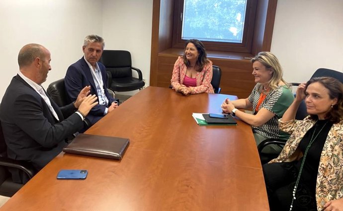 Reunión de la consejera de Agricultura, Pesca, Agua y Desarrollo Rural, Carmen Crespo, con el presidente de la Federación Andaluza de Asociaciones de Empresarios Comercializadores Hortofrutícolas (Ecohal), Jesús García