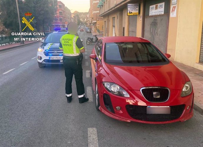 El vehículo fue detenido en el casco urbano de Cieza y el conductor es investigado como presunto autor de delito contra la seguridad vial