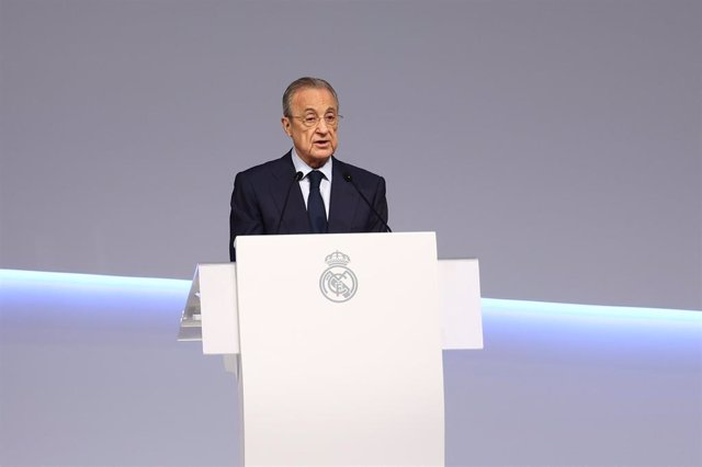 Florentino Pérez se dirige a los socios durante las Asambleas Ordinaria y Extraordinaria del Real Madrid