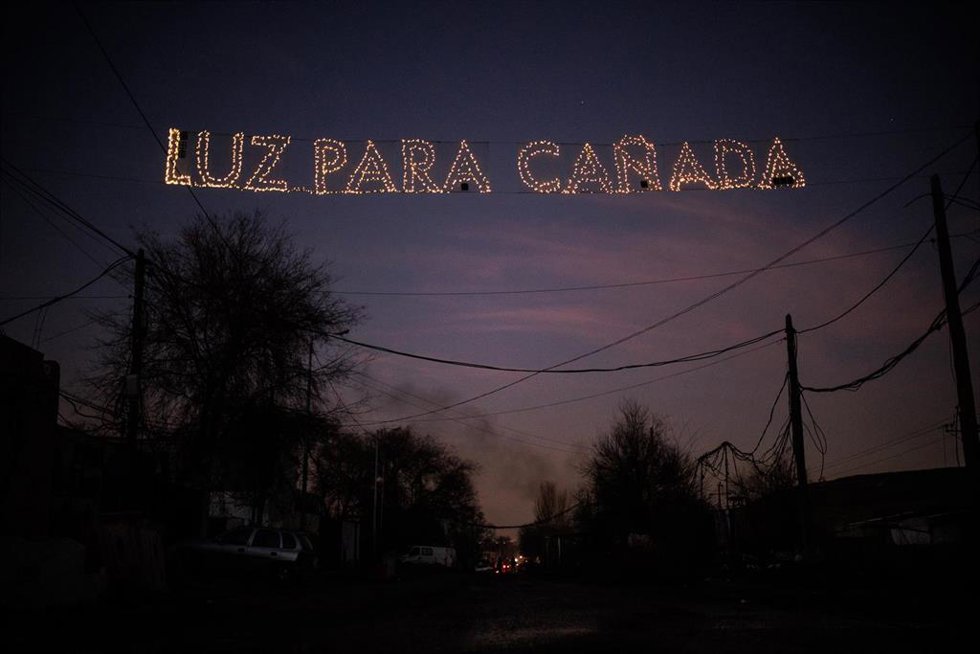 Archivo - Guirnaldas alimentadas por energía solar en el puente del Sector 6 en una acción de 2021 para reclamar la vuelta de la luz a la Cañada Real Galiana.