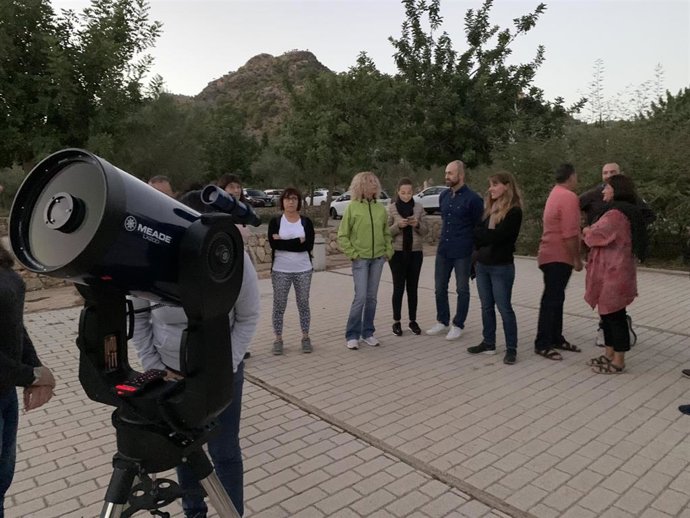 La finca pública de Raixa acoge una sesión de observación con telescopio el Día Internacional de Observación Lunar