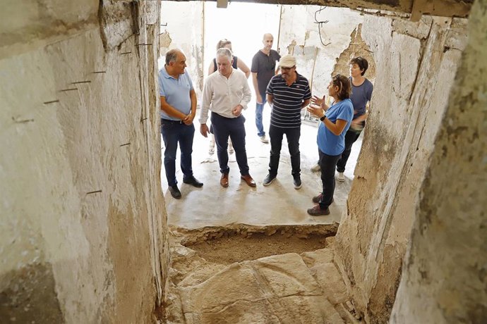 Archivo - Visita del diputado de Obras Públicas y Vivienda, José María Villegas al Castillo de Tájara