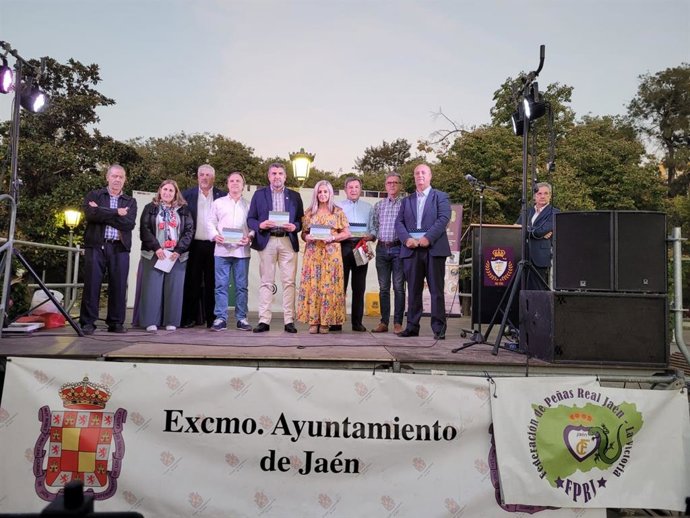 El Ayuntamiento destaca el papel de las peñas en el apoyo a los clubes de fútbol en el centenario del Real Jaén.