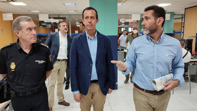 El subdelegado del Gobierno en Almería, José María Martín, en su visita a las instalaciones de la Oficina de Extranjería