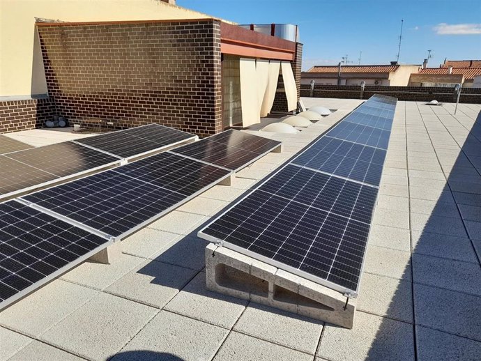 Instalación fotovoltaica y protecciones solares del torreón de la escalera en La Almunia de Doña Godina.