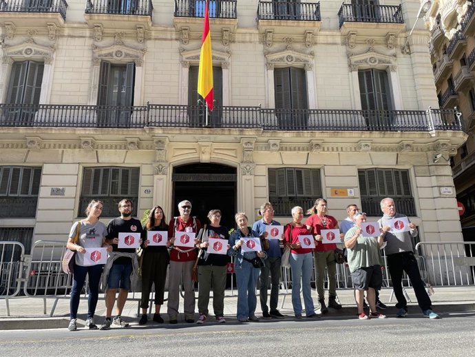 La Plataforma 3 d'octubre commemora el cinqu aniversari de la seva mobilització, davant de la Prefectura de Policia a Barcelona