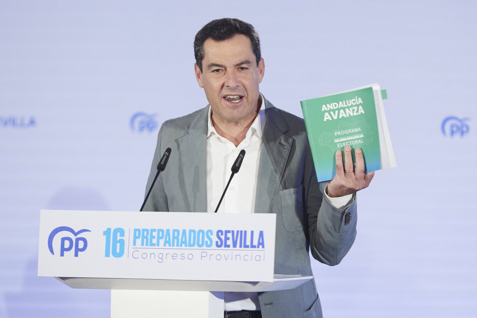El presidente de la Junta de Andalucía, Juanma Moreno, durante el XVI Congreso Provincial del Partido Popular en Sevilla en el Hotel Meliá Sevilla