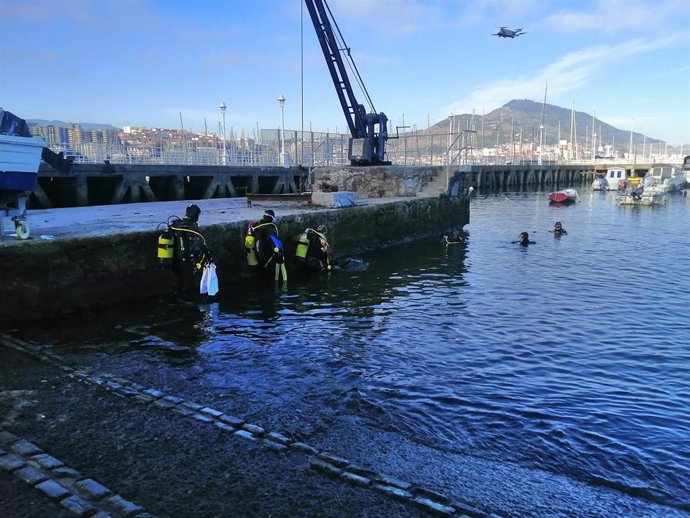 Retirados 320 kilos de residuos de los fondos marinos en Zierbena y Getxo