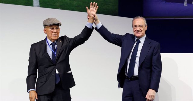 Florentino Pérez levanta la mano de Amancio Amaro tras ser nombrado nuevo presidente de Honor del Real Madrid