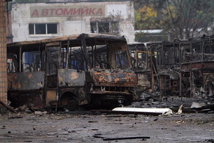 Autobuses calcinados en Dnipró, Ucrania