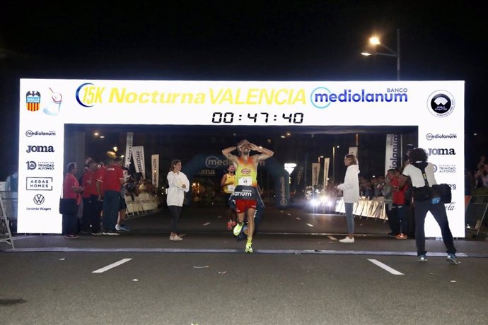 Héctor Varona, ganador en la categoría masculina de 15K Nocturna Valncia Banco Mediolanum