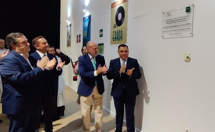 El presidente de la Diputación de Sevilla, Fernando Rodríguez Villalobos, y el alcalde de Umbrete, Joaquín Fernández Garro, en la inauguración del nuevo teatro municipal.