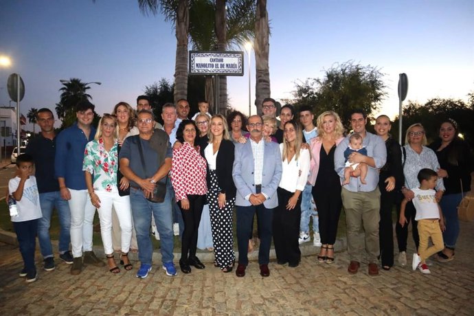 Foto de familia en la nueva rotonda 'Manolito el de María', en Alcalá de Guadaíra.