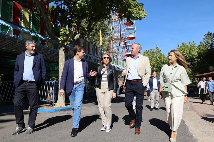 Jorge Azcón, junto a Cuca Gamarra, y otros representantes 'populares'.