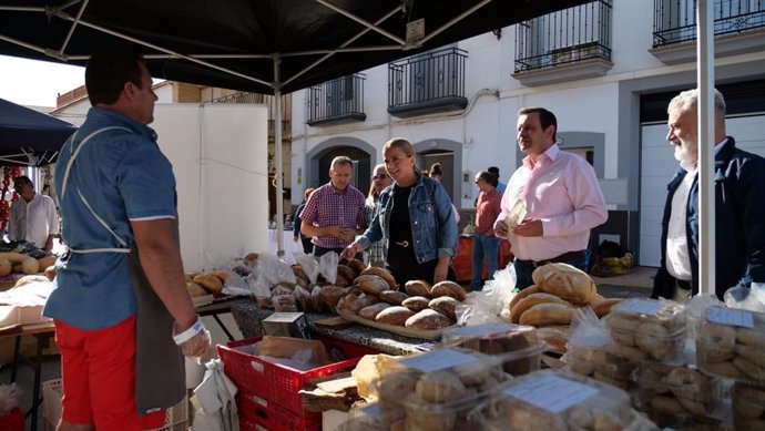 La diputada de Promoción Agroalimentaria, María Luisa Cruz, con el alcalde de Abla, Antonio Fernández.