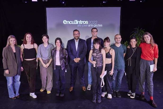 El vicepresidente y consejero de Presidencia, Igualdad, Función Pública e Interior, Javier Remírez, con las personas premiadas en los Encuentros Arte Joven 2022