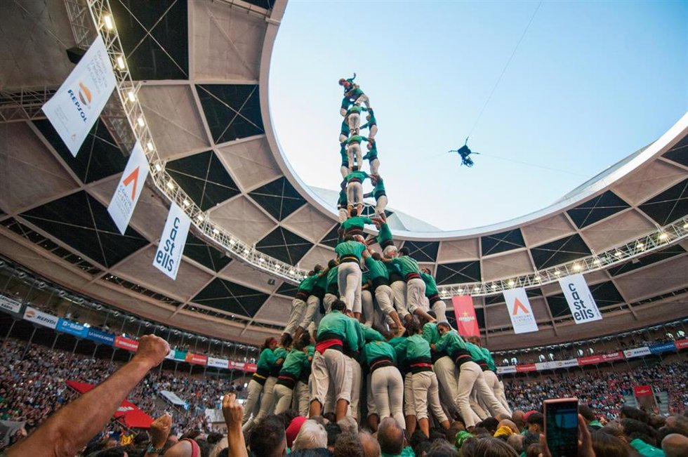 Los  'Castellers de Vilafranca' (Barcelona) forman un 'Tres de deu amb folre i manilles' en un concurso en el Concurs de Castells 2022 en Tarragona