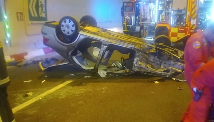 Trasladados dos ancianos al hospital tras volcar su coche en un túnel y quedarse atrapados en Somosierra.