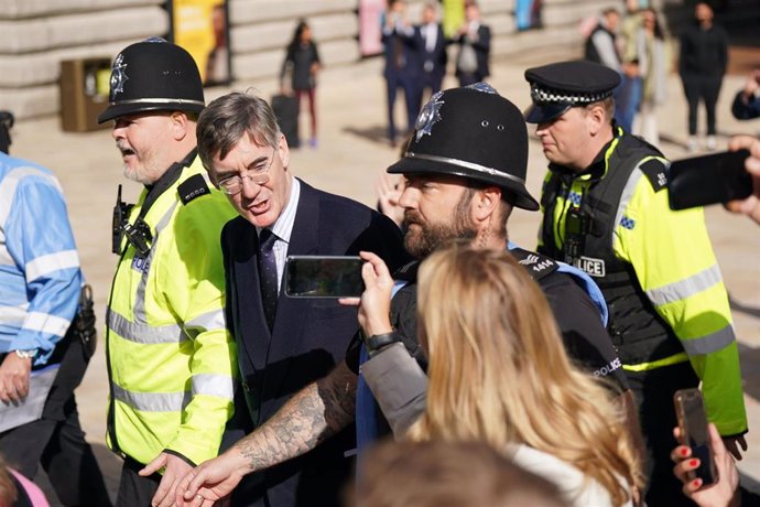 Jacob Rees-Mogg, escoltado por la Policía durante la conferencia del Partido Conservador 