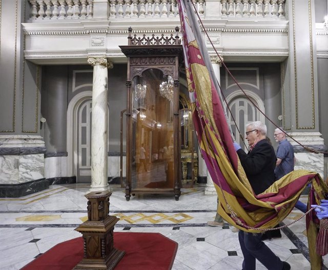 Valencia.- La Real Senyera descansa ya en Salón de Cristal de Ayuntamiento hasta que terminen obras del Museo Histórico