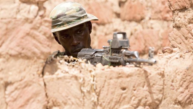 Archivo - Imagen de archivo de un militar de Burkina Faso