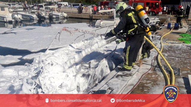 Efectivos de Bomberos de Mallorca realizando labores de extinción del fuego en el club náutico de la Colònia de Sant Pere