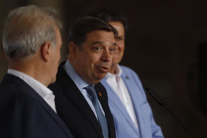 El ministro de Agricultura, Pesca y Alimentación, Luis Planas, atiende a los medios de comunicación durante la clausura del V Startup Europe Smart Agrifood Summit en el Palacio de Ferias y Congresos, a 30 de septiembre de 2022 en Málaga