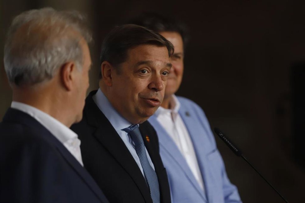El ministro de Agricultura, Pesca y Alimentación, Luis Planas, atiende a los medios de comunicación durante la clausura del V Startup Europe Smart Agrifood Summit en el Palacio de Ferias y Congresos, a 30 de septiembre de 2022 en Málaga