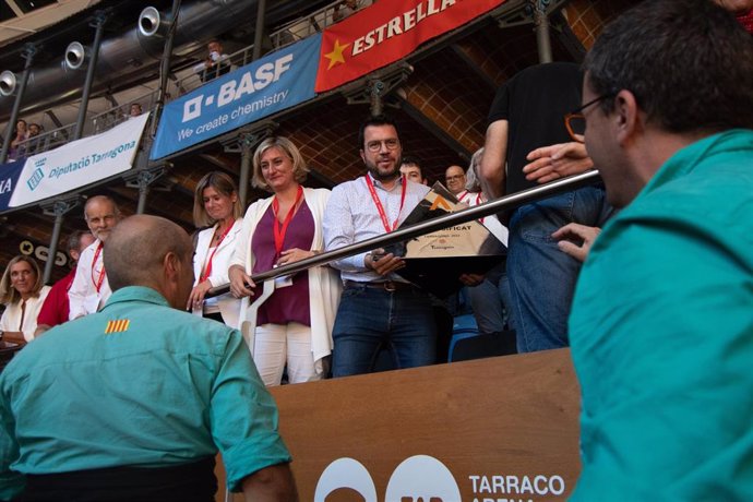 El presidente de Govern Per Aragons junto a la vicepresidenta primera del Parlament en funciones Alba Vergés i la presidenta de la Diputación de Tarragona Noemí Llauradó en la entrega de premios del Concurs de Castells 2022