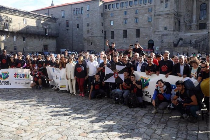 El director xeral de Familia, Infancia e Dinamización Demográfica, Jacobo Rey, ha recibido este domingo a los participantes del 'Camiño dos Valores' organizado por #UP2U Project en la Plaza del Obradoiro, en Santiago de Compostela.