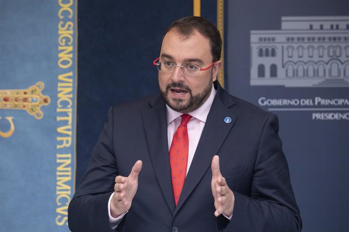 El presidente del Principado de Asturias, Adrián Barbón, comparece ante los medios de comunicación tras mantener una reunión, en la sede de presidencia del Principado, a 23 de septiembre de 2022, en Oviedo, Asturias (España). Durante su visita oficial a