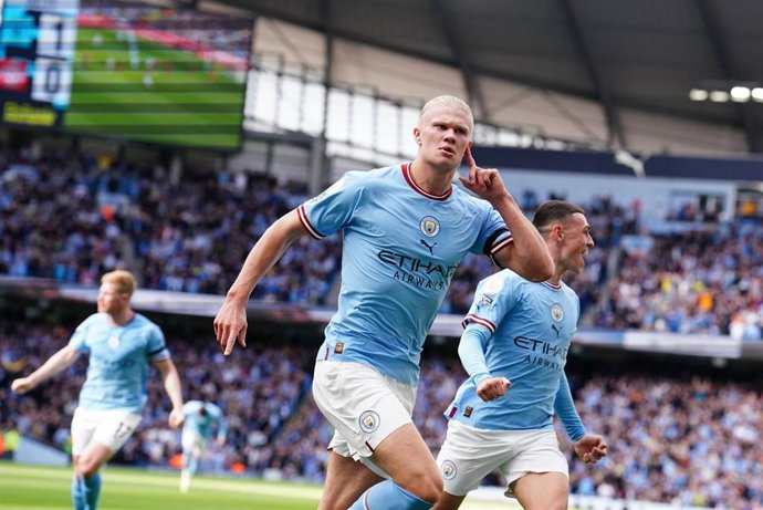 El jugador del Manchester City Erling Haaland celebra un gol ante el Manchester United.