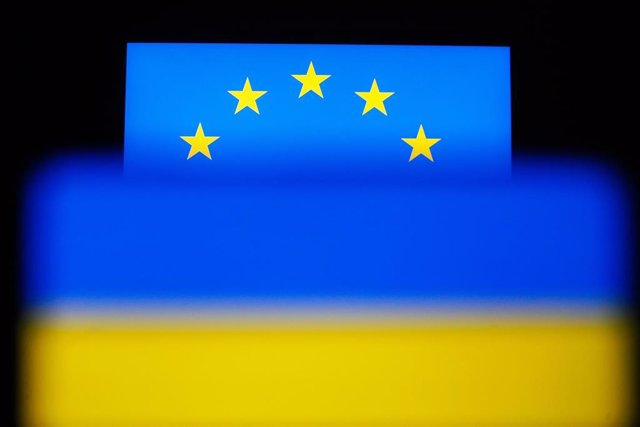 Archivo - Banderas de la UE y Ucrania