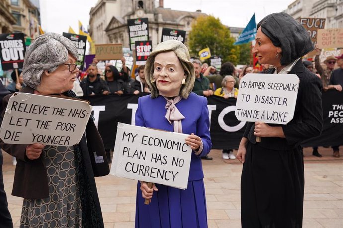 Manifestantes con cabezas de papel maché de Therese Coffey, Liz Truss y Suella Braverman, en una concentración en Victoria Square, Birmingham, Reino Unido