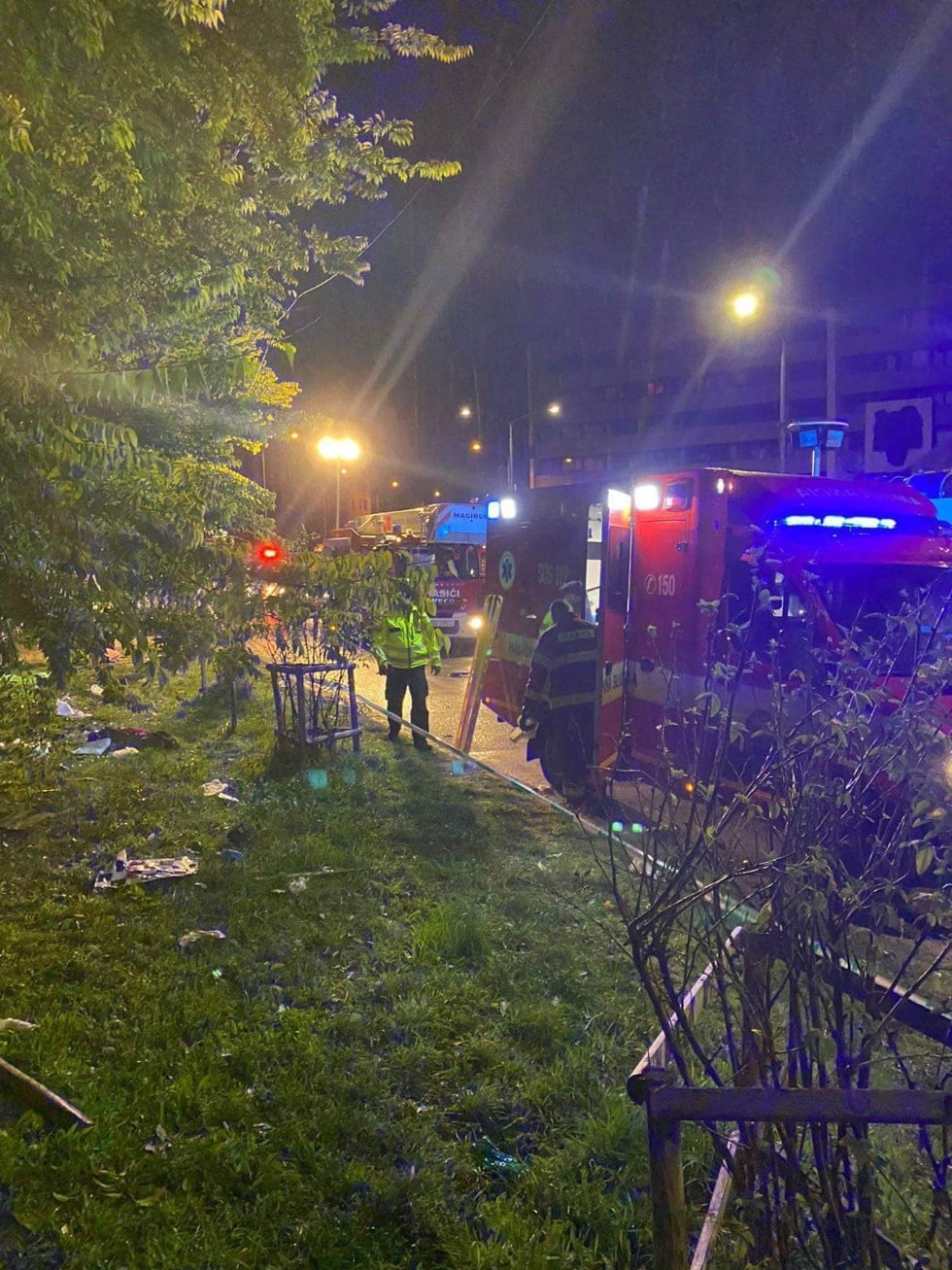 Bomberos realizan labores de rescate después de que un vehículo chocase contra varias personas en una parada de bus en Eslovaquia