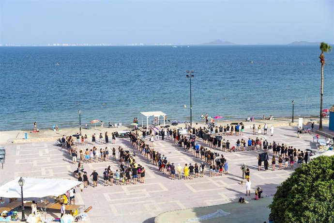 Archivo - Varias personas participan en una concentración en La playa del Espejo a 13 de agosto de 2021, en Los Alcázares, Región de Murcia (España). Este viernes varios puntos de las playas del Mar Menor acogen concentraciones en apoyo a la reivindicac