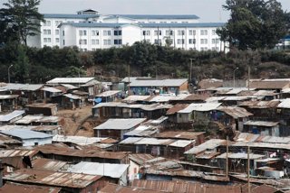 Archivo - Vista general del suburbio de Mathare, en Nairobi